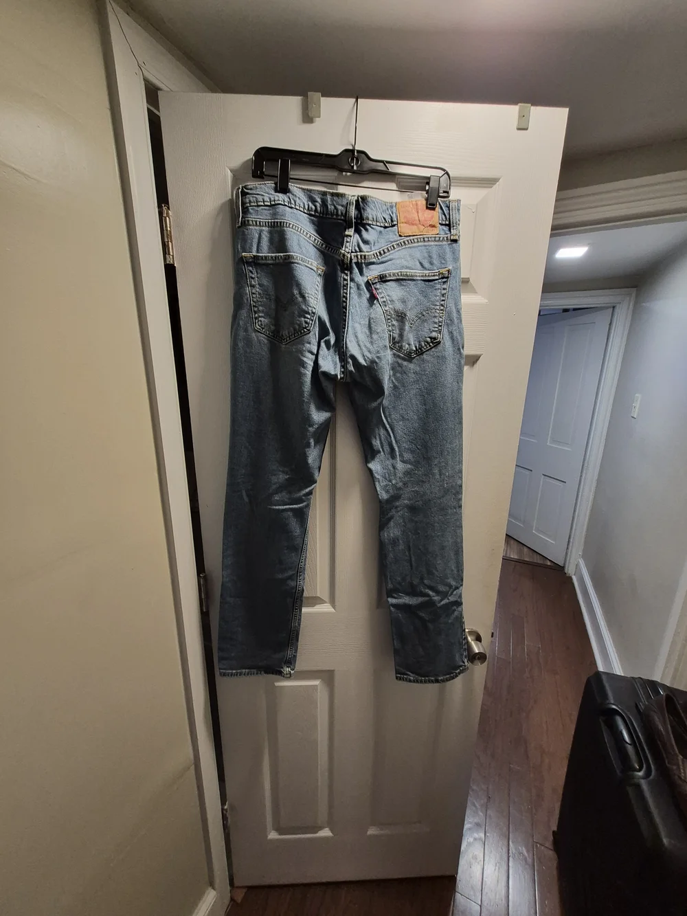 Levi's Slim Straight Men's Jeans in Denim Blue with Tan Patch
